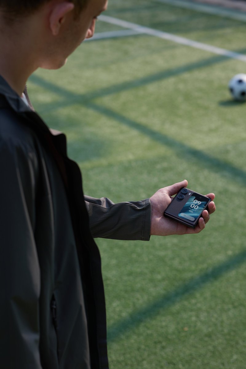 oppo's tweet photo. Innovation in the field of foldables ⚽

#OPPOFindN2Flip
#ShotonOPPO📸 https://t.co/InMTrY3S18