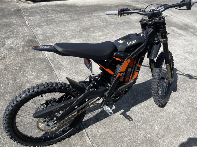 庭で乗ってるだけだけど思っていた以上に目ちゃんこ楽しいぞこのバイク 