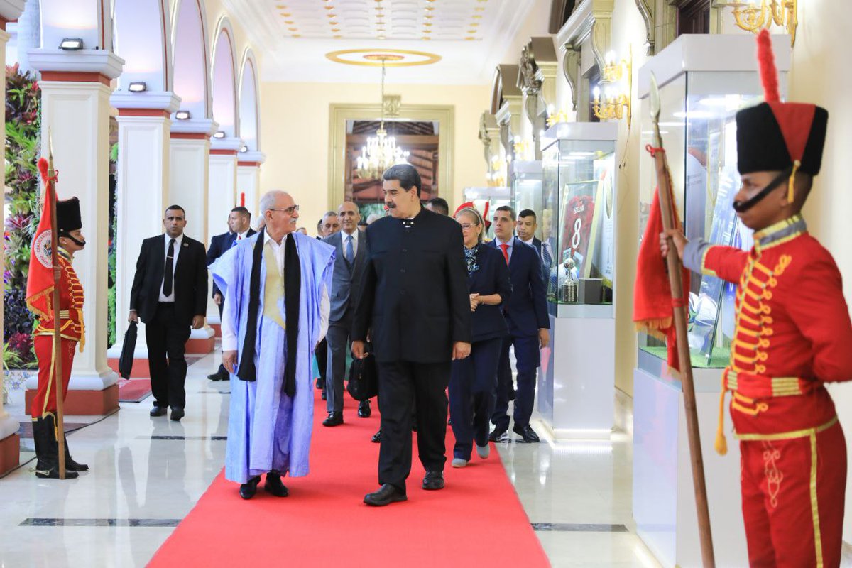 Cancilleria_ve's tweet photo. #AsíLoDijo | Presidente @NicolasMaduro: "Complacidos y felices de que nuestros hermanos árabes y africanos de la República Árabe Saharaui Democrática estén aquí en nuestra Patria para ratificar nuestros lazos de hermandad, cooperación y unión".

#MaduroGolpeaALosCorruptos https://t.co/5zPjtGBcRP