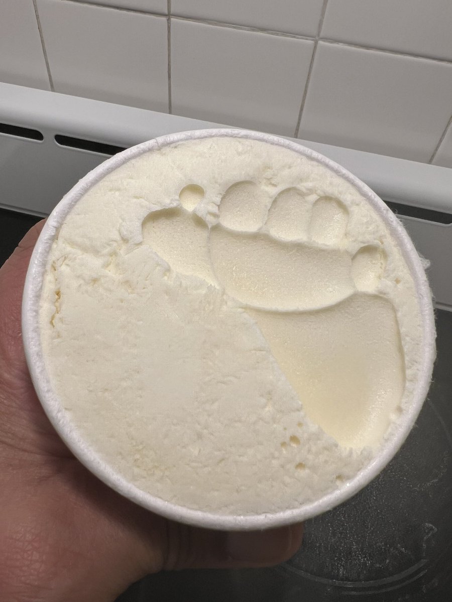 em_vee415's tweet photo. Hey @HaagenDazs_US please tell me what the heck this print is!? I unsealed my vanilla ice cream and see this 😕is it still good to eat!? https://t.co/Zyj6pkiQ4t