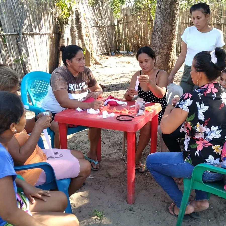 atucsara's tweet photo. El grupo de mujeres de las diferentes comunidades,trabajan en la consolidación de los emprendimientos.Vienen trabajando en la elaboración de ropa, jabón líquido lavaplatos, desinfectantes,accesorios para el cabello, productos comestibles y Sandalias.#Atucsara🌽🌽💜 https://t.co/zWNdafHKKL