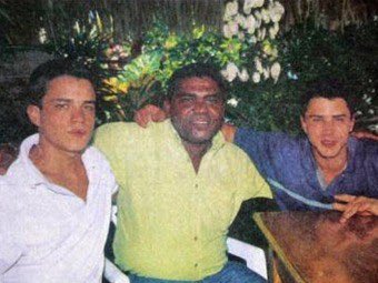 Cuando Uribe asumió la presidencia sus dos hijos andaban abrazados con el narcotraficante Wilder Pérez, jefe del cartel del Golfo de Morrosquillo, y la Policía nunca lo encontró. No hubo escándalo. Los medios le pusieron su campana neumática a la noticia que nadie conoció.