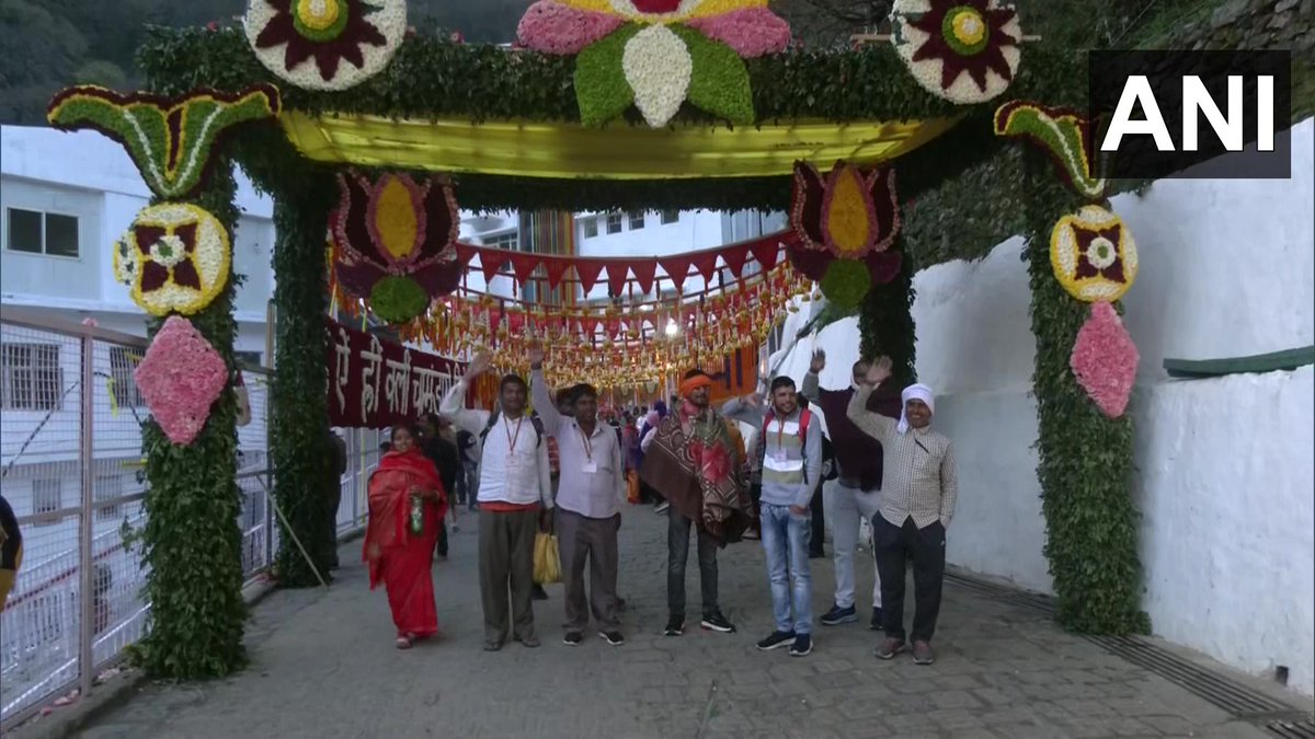 ANI's tweet photo. J&amp;K | Devotees offer prayers at Mata Vaishno Devi temple in Katra on the first day of Chaitra Navratri. https://t.co/EmRbXcKtnL