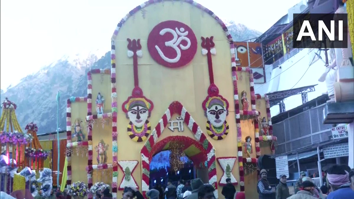 ANI's tweet photo. J&amp;K | Devotees offer prayers at Mata Vaishno Devi temple in Katra on the first day of Chaitra Navratri. https://t.co/EmRbXcKtnL