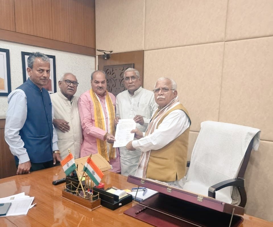 omprakashmla's tweet photo. एनएच #152D पर #बाघोत के पास प्रवेश व निकास के लिए माननीय मुख्यमंत्री जी से मिले जिले सभी के जनप्रतिनिधि।
चरखी दादरी, महेंद्रगढ़ और रेवाड़ी जिलों को जोड़ने वाली सड़क का जंक्शन है यह स्थान।
#152D पूरे हरियाणा की जीवन रेखा है, सभी को मिले इसका लाभ।
#PragatiKaHighway
@mlkhattar https://t.co/O37Mfly8B6