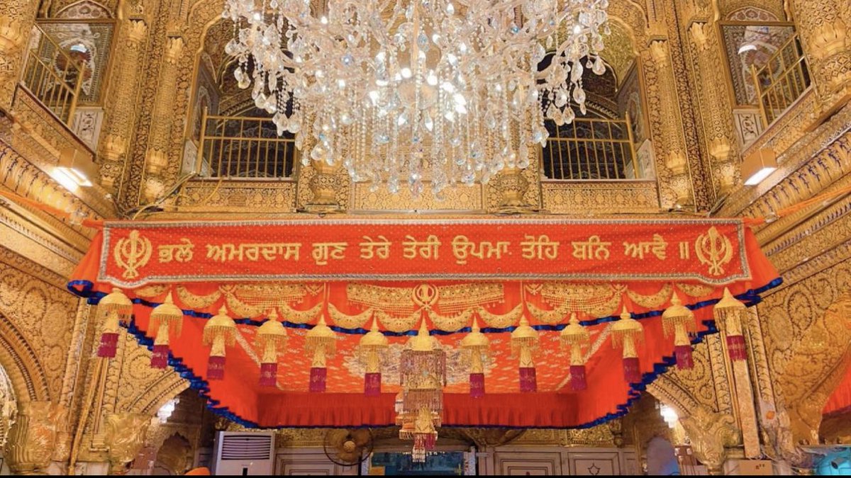 ਸ੍ਰੀ ਨਾਨਕ ਅੰਗਦਿ ਕਰਿ ਮਾਨਾ ॥ ਅਮਰਦਾਸ ਅੰਗਦ ਪਹਿਚਾਨਾ ॥

Sri Guru Nanak Dev Ji recognised Guru Angad as the true Guru and Guru Angad blessed Amardas as the True Guru.

(Gurta Gaddi Diwas Sri Guru Amardas Ji)