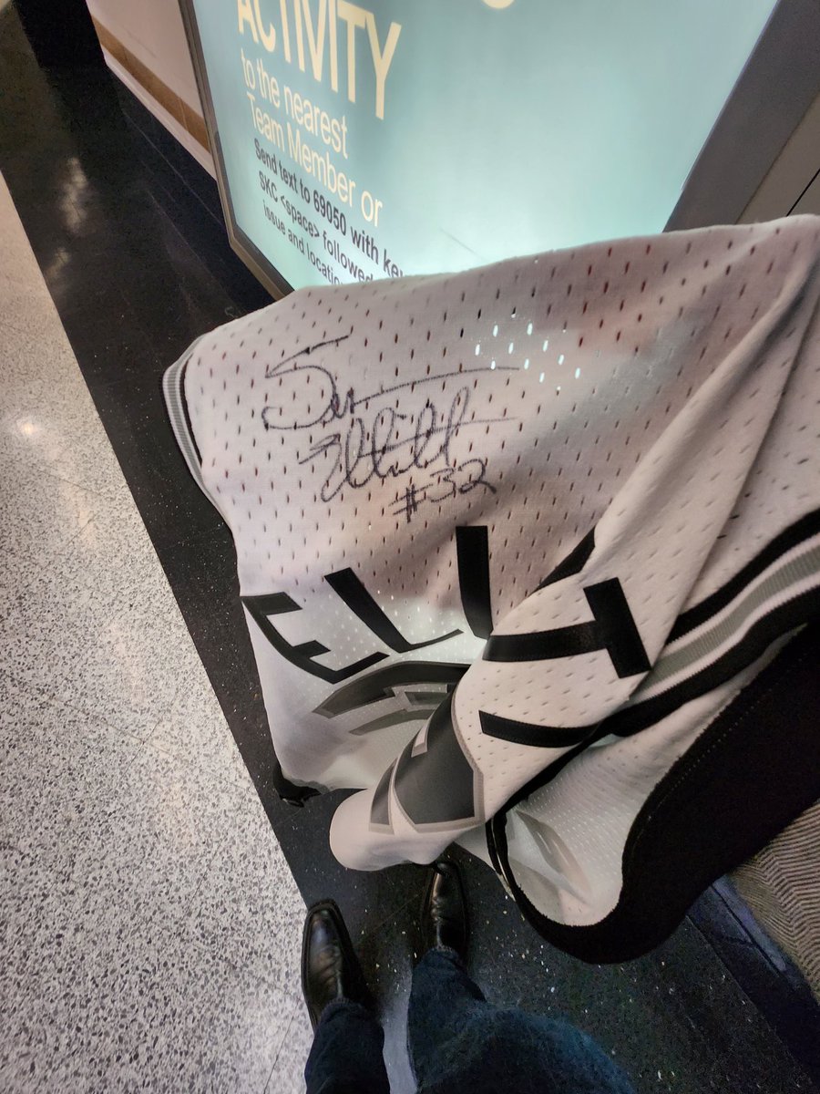 ray_rodriguez's tweet photo. Look who signed my jersey! Only the greatest @spurs player ever (on Memorial Day). Thanks @seanelliott_32 ! #GoSpursGo https://t.co/O7lSoV0KNB