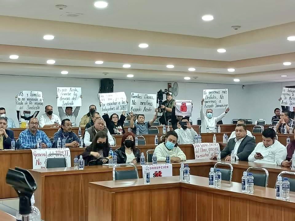 STIRTTnacional's tweet photo. �� Los trabajadores del STIRTT exigen rendición de cuentas y renuncia de Ricardo Acedo Samaniego.

 #CTM #RendiciónDeCuentas #DemocraciaSindical #STIRTT  @CTM_MX

https://t.co/lC8Vcc0NW1 https://t.co/kf5Q9HZr4F