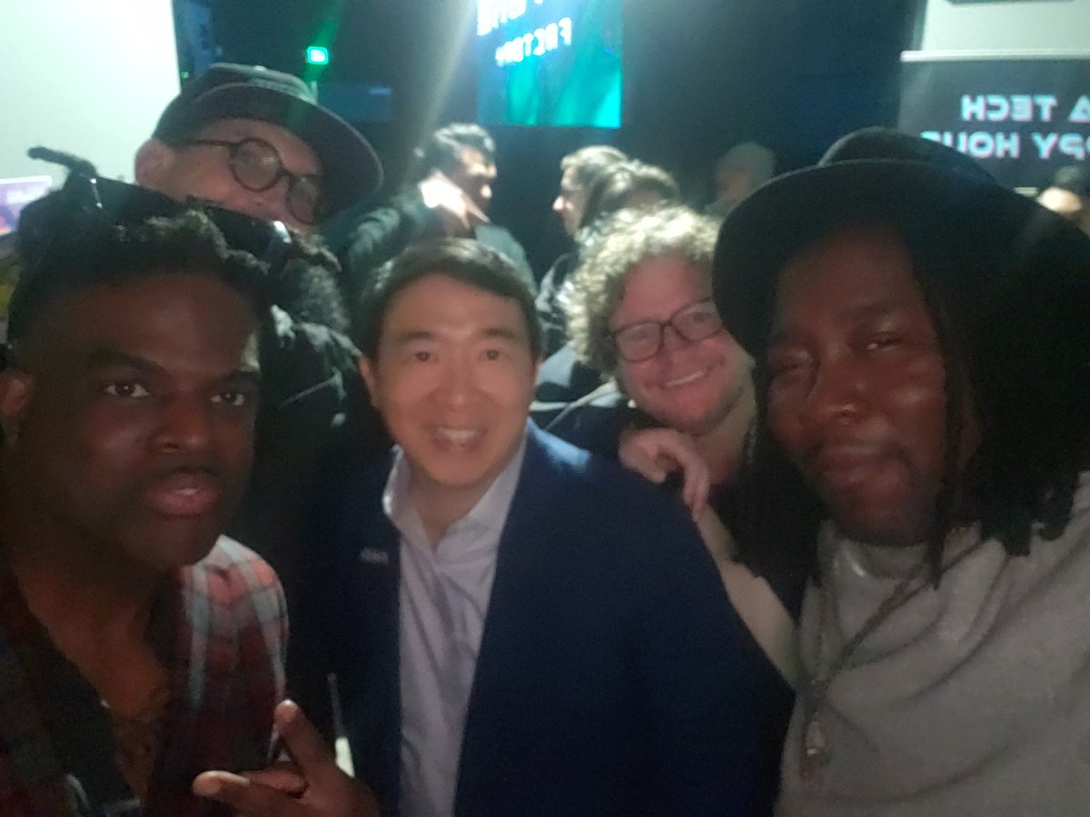 AfakasiBrand's tweet photo. Great time at @goldendaoxyz with @JayofViiM @suprasphere Great seeing and speaking with @AndrewYang and he noticed your weight loss from @veecon last year and says keep it up!
I'm So Motivated!!!
#KnowYourWHY
#GoldenDao
#MoversAndShakers https://t.co/tUOjo5bHt8