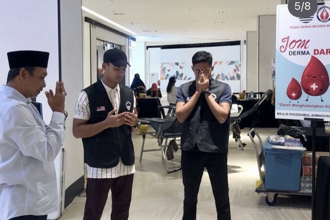 KhuddamMY's tweet photo. On 25th &amp; 26th Feb Majlis Khuddamul Ahmadiyah Malaysia organized a blood donation program at Tropicana Mall PJ. Registration 145 and managed to get 135 bags of Blood Alhamdulillah.  @PDNKKM https://t.co/2NOs5Gcs8p