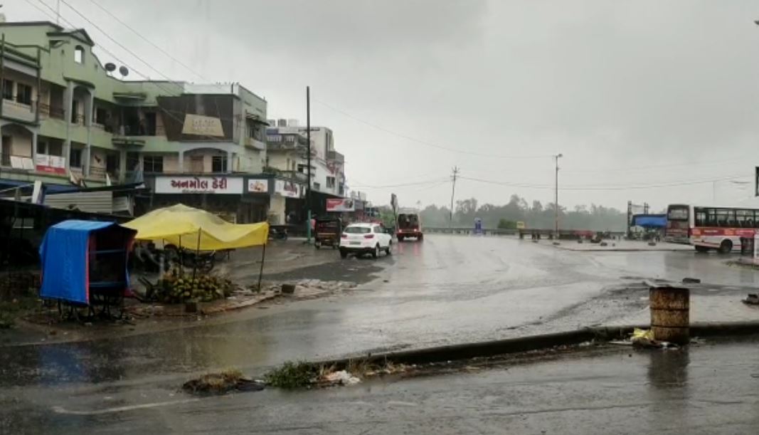 VTV Gujarati News and Beyond on Twitter: "આગાહી : આજે અમદાવાદ, ગાંધીનગર અને  મહેસાણામાં સામાન્ય વરસાદની આગાહી, વહેલી સવારે ભારે પવનો ફૂંકાયા, ગુજરાતમાં  ફરી ...