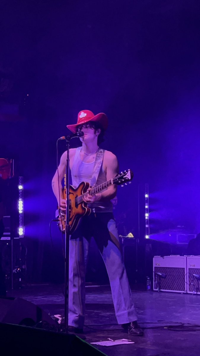 deleteyaa's tweet image. MY HAT MY HAT OH MY GOD