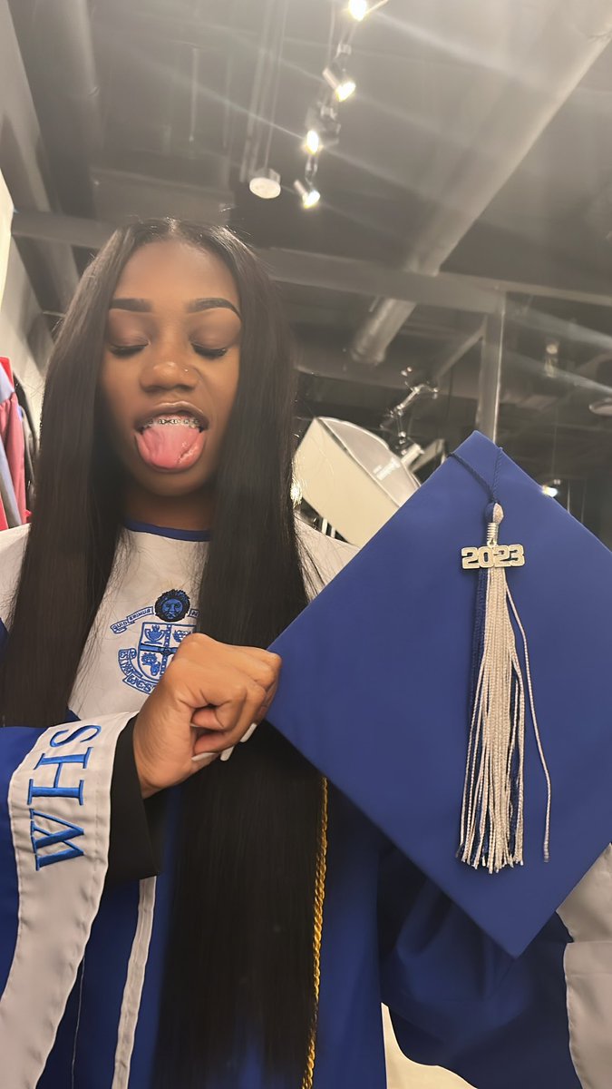 WiahMiah's tweet photo. Really wanna see a graduation pic thread https://t.co/W7cDI3Zfpw