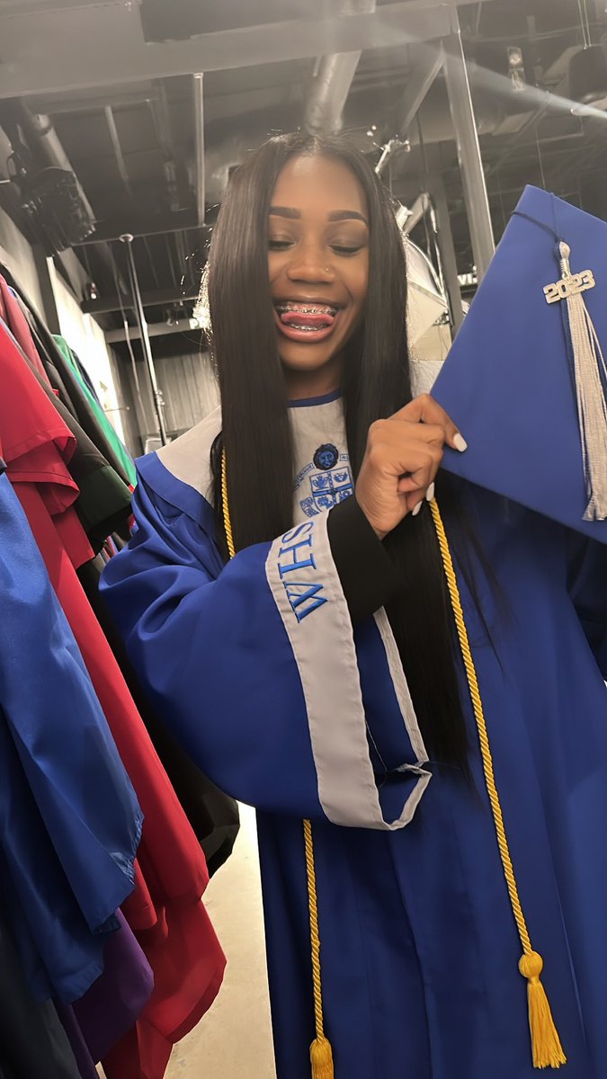 WiahMiah's tweet photo. Really wanna see a graduation pic thread https://t.co/W7cDI3Zfpw