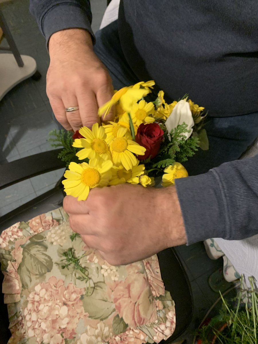 ivispiwis's tweet photo. mi papá arrancó flores de la carretera pq no encontró ramos amarillos para mi mamá😭😭 https://t.co/ujeBcKHVw6