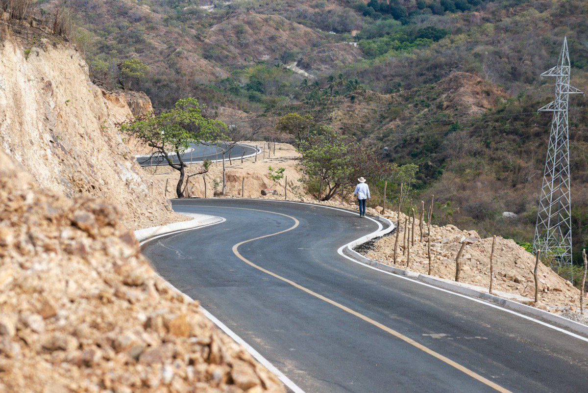 En gira de trabajo por mi querido #Acapulco, inauguramos la tercera etapa de la pavimentación del camino a la localidad El Veladero de Morelos, invirtiendo poco más de 9.6 millones de pesos en esta importante vía de comunicación, que beneficia a casi 5 mil habitantes. (1/2)