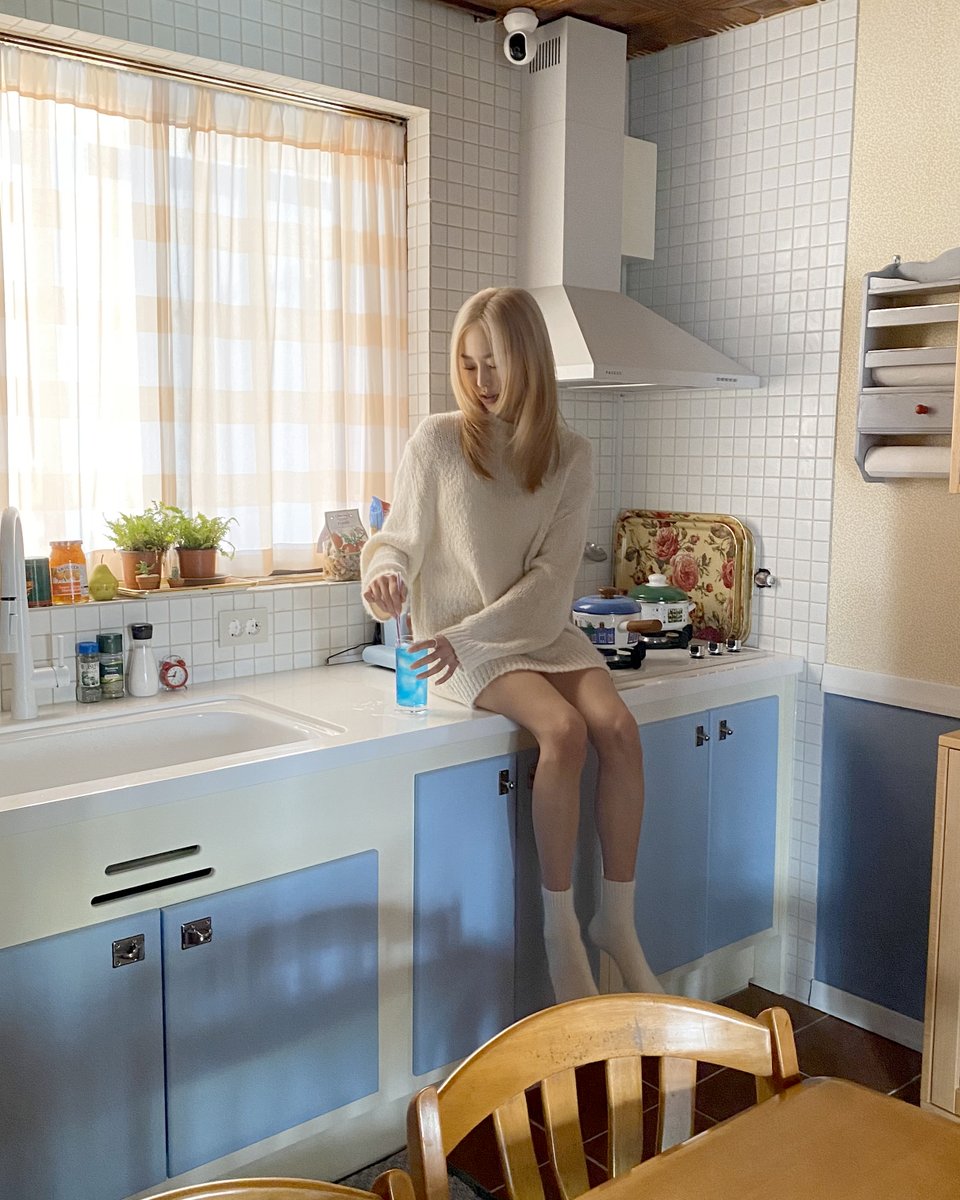 superbellcom's tweet photo. [#슢지기]
'Strange Way To Love'🌊 MV 속 예은이네 맛보기 2탄🏠
그리운 바다로 향하기 전 에너지 충전은 필수💪‼

#예은 #장예은 #YEEUN #JANGYEEUN #Strange_Way_To_Love
#슈퍼벨컴퍼니 #superbellcompany #superbell #SBC https://t.co/p3MEJ3E1iK