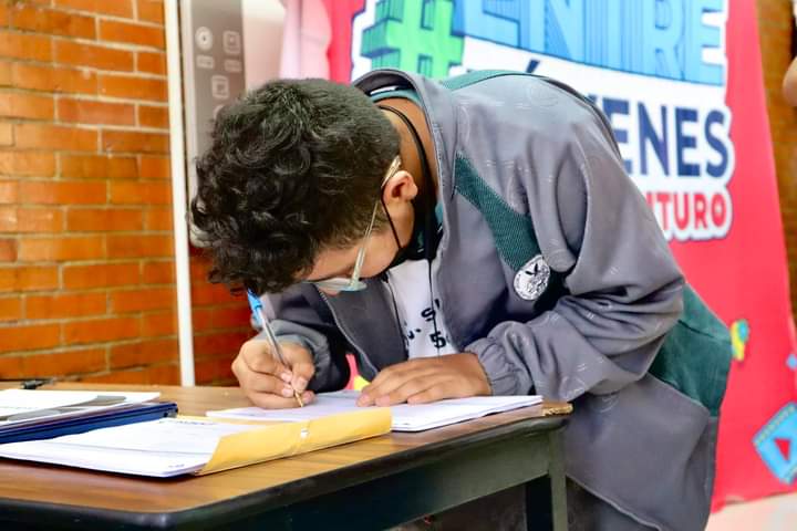 👩🏽‍💻🖐🏼Llegamos hasta la Escuela Secundaria Oficial No. 545 "Justo Sierra Mendez” con una más de nuestras conferencias sobre la violencia de género y sus consecuencias.

¿Te gustaría llevar nuestras conferencias a tu escuela? Comunícate al 📞 5511134746. 
#IMJUCIInforma #SomosIMJUCI