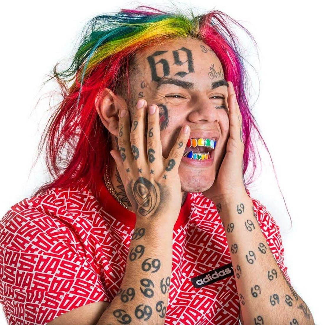 poptime's tweet photo. 🚨 AGORA: Rapper 6ix9ine é brutalmente espancado durante emboscada na Flórida. https://t.co/q28k6mubsg