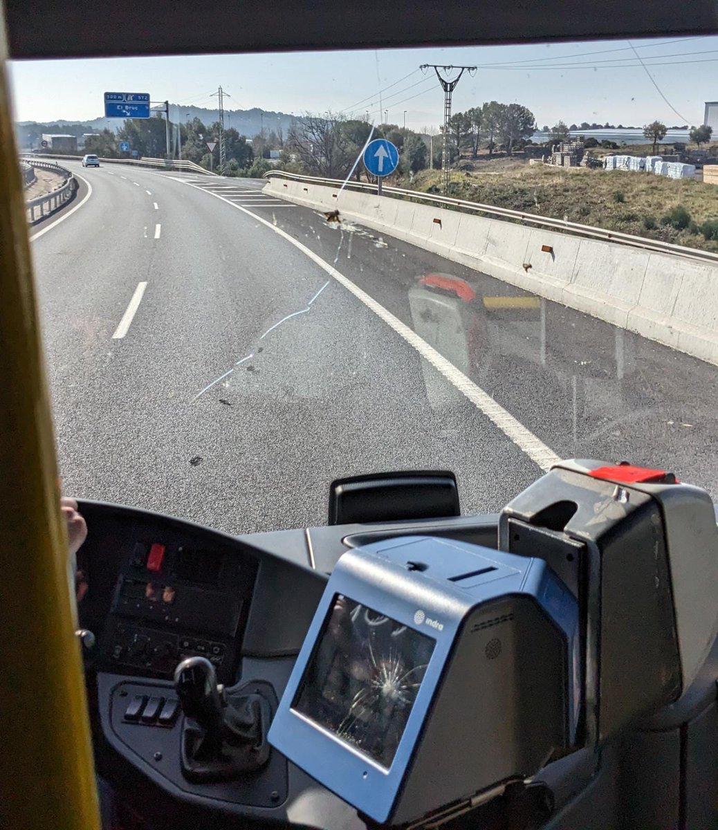 Avui el bus directe Igualada-Barcelona de les 8:50 (que ha passat a les 9.15) circula amb aquestes esquerdes al vidre. Això ja és normal, <a href="/monbusinfo/">Monbus</a> ?