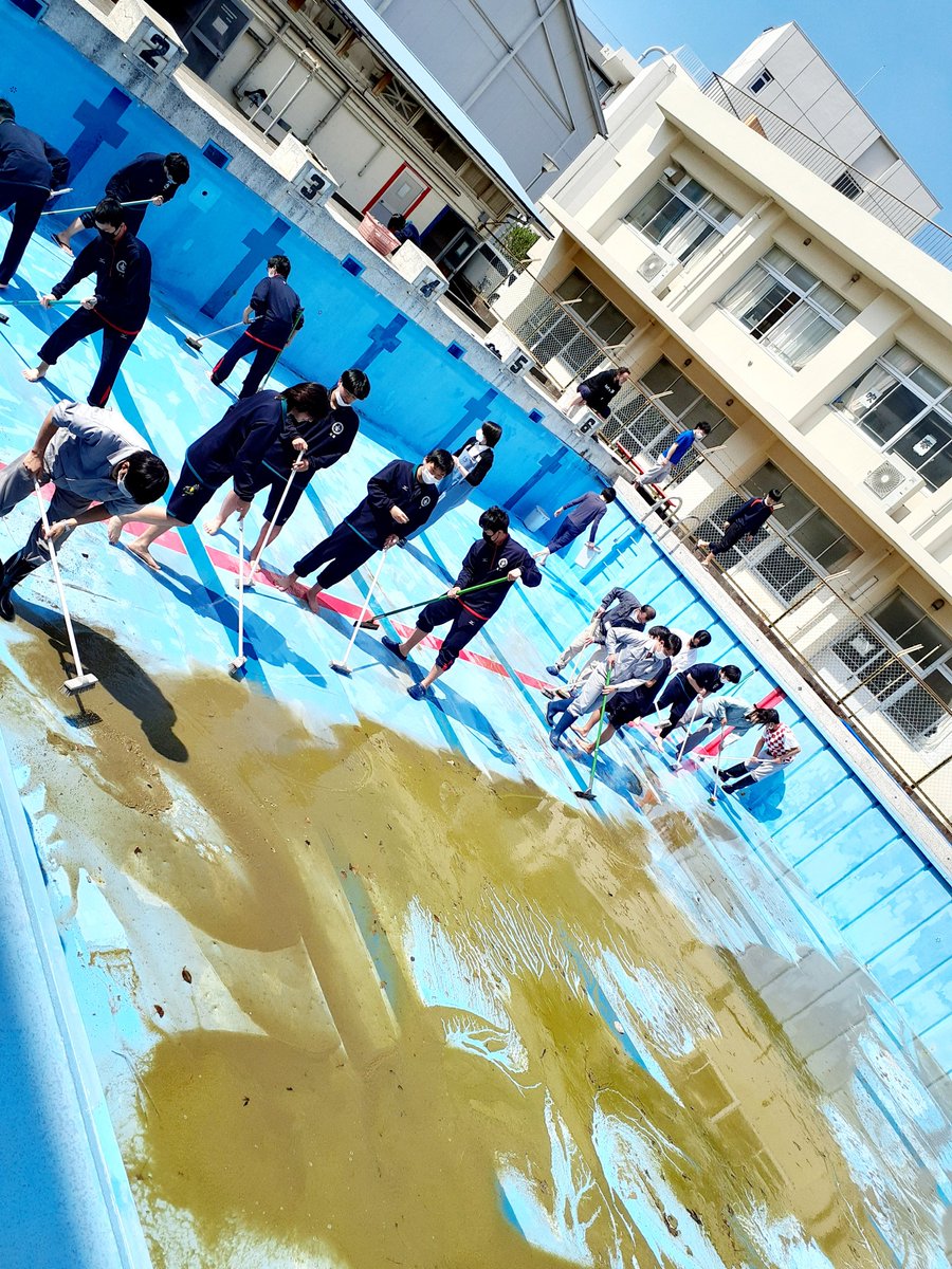 様々な部活、サークルの協力もありプール掃除は、１時間弱で終えられました。
ペンキ作業でも宜しくお願いします！