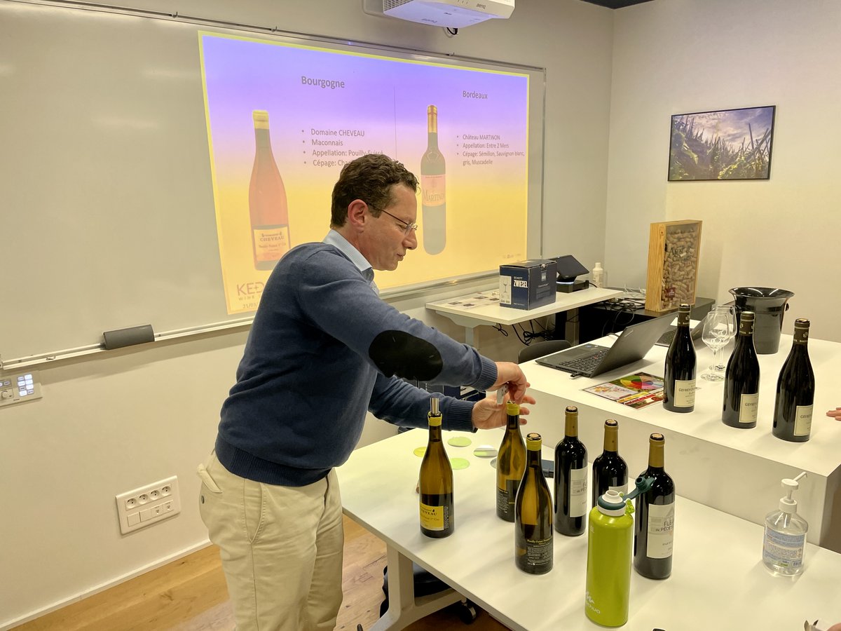 KedgeBS's tweet photo. #Masterclass 🍷 | Hier soir, @AOC_Kedgebs organisait une dégustation de #vin en collaboration avec nos experts @PatriceMalka et David Jaud. 

Étudiants et collaborateurs ont pu découvrir des vins de #Bordeaux et de #Bourgogne, tout en apprenant à recracher. https://t.co/cLWqttEe5s