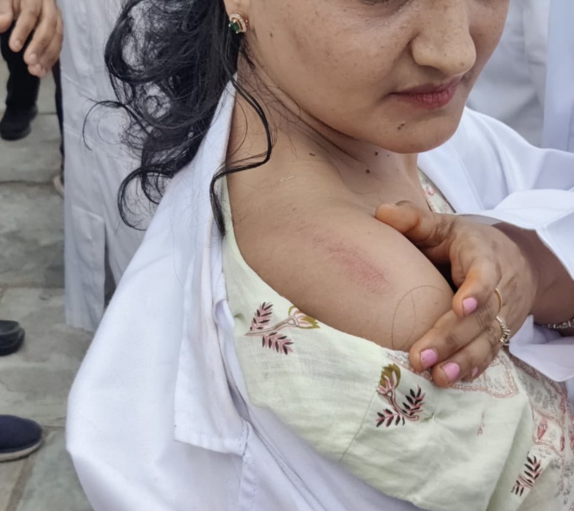 DrMann1995's tweet photo. Say No to Right Health Bill ! 

Government itself Charging Rs 20 as consultation fee in Civil hospital Then how can Govt demand free services from private Drs ? 
Lawyers ,Judges , teachers ,even politicians r not providing free Services #RightToHealthBill #MedTwitter #Rajasthan https://t.co/nm8uowu9Cv