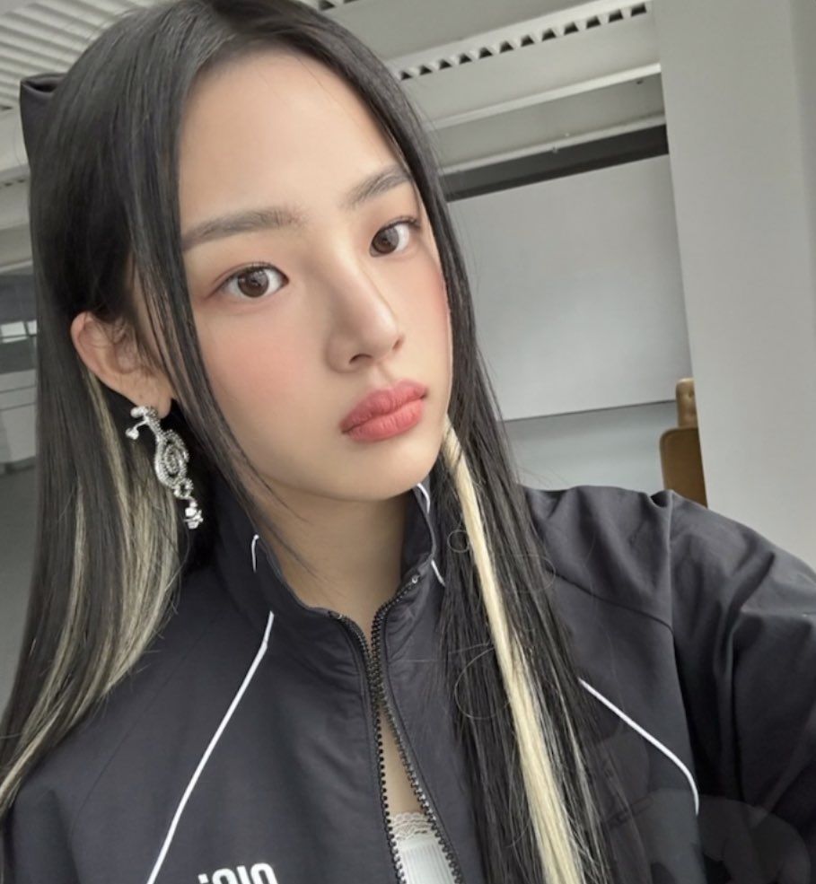 minjigallery's tweet photo. minji new pfp on phoning https://t.co/qxF49i6uYW