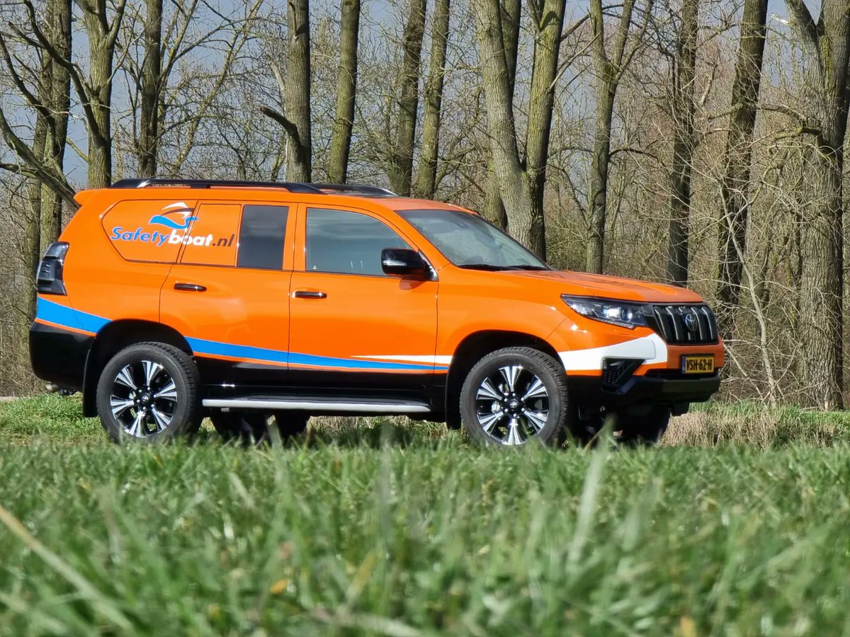 Safetyboatnl's tweet photo. Deze Toyota Land Cruiser is nieuw in ons wagenpark! De SUB kan aanhangers tot 3500kg trekken. Ook het te water laten van onze zware boten op steile trailerhellingen is voor dit werkpaard geen probleem. https://t.co/tyEJjGShPr