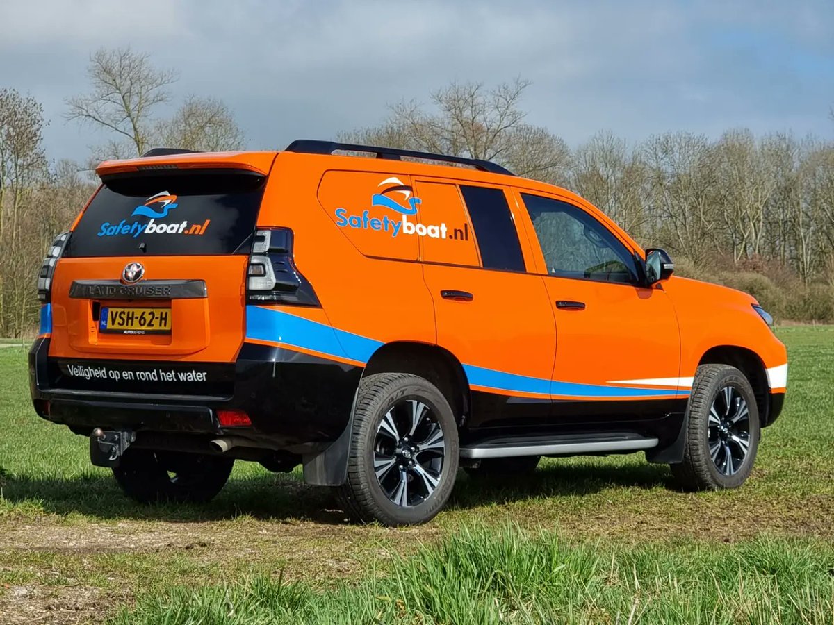 Deze Toyota Land Cruiser is nieuw in ons wagenpark! De SUB kan aanhangers tot 3500kg trekken. Ook het te water laten van onze zware boten op steile trailerhellingen is voor dit werkpaard geen probleem.