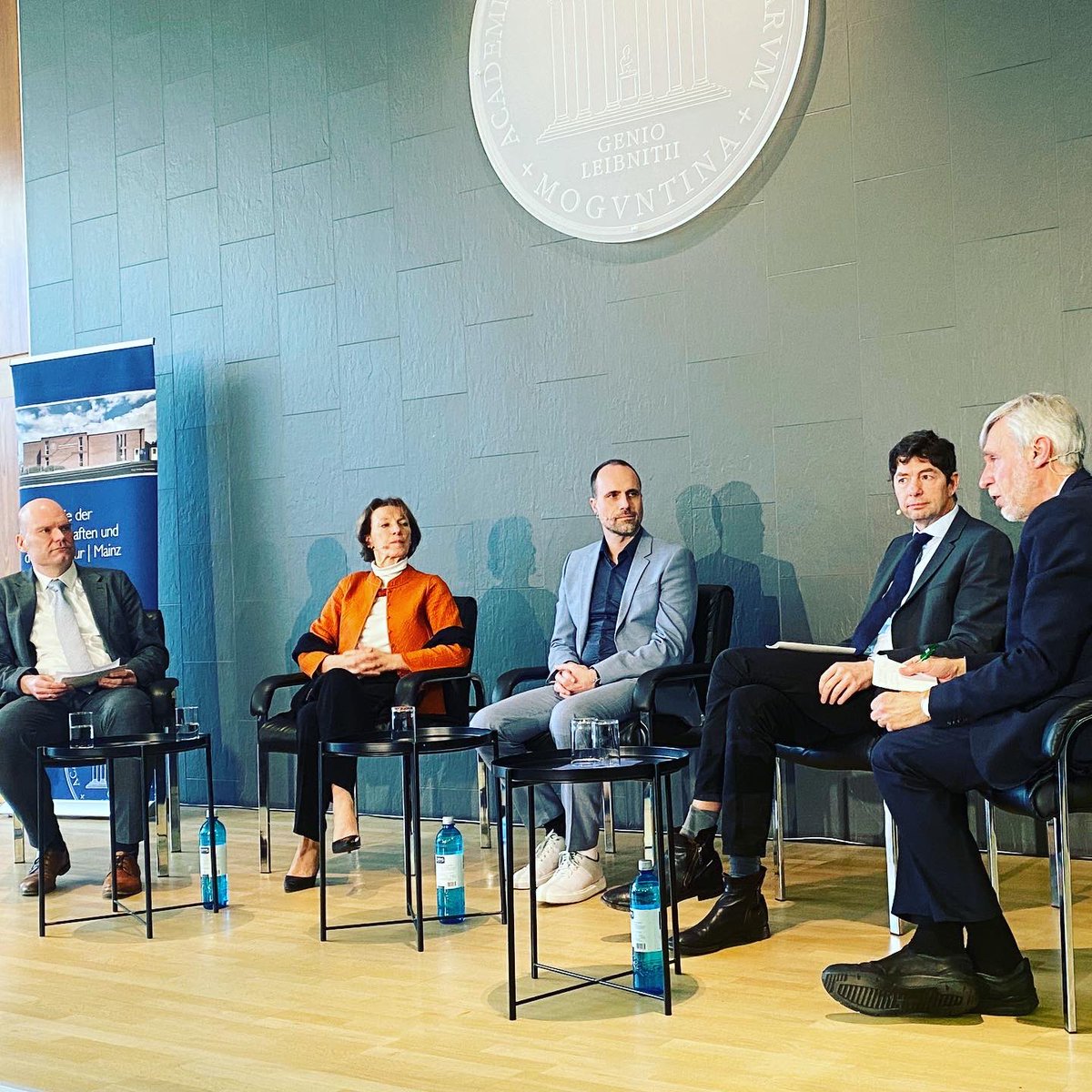 Spannende Diskussion über #Vertrauen in die #Wissenschaft u.a. mit Christian Drosten und Maria Leptin an der @WissKommAcademy. 

Wir benötigen mehr Verständnis für die wissenschaftliche Methodik. Bin froh, dass das endlich im Mainstream angekommen ist.

#verantwortung #wisskomm