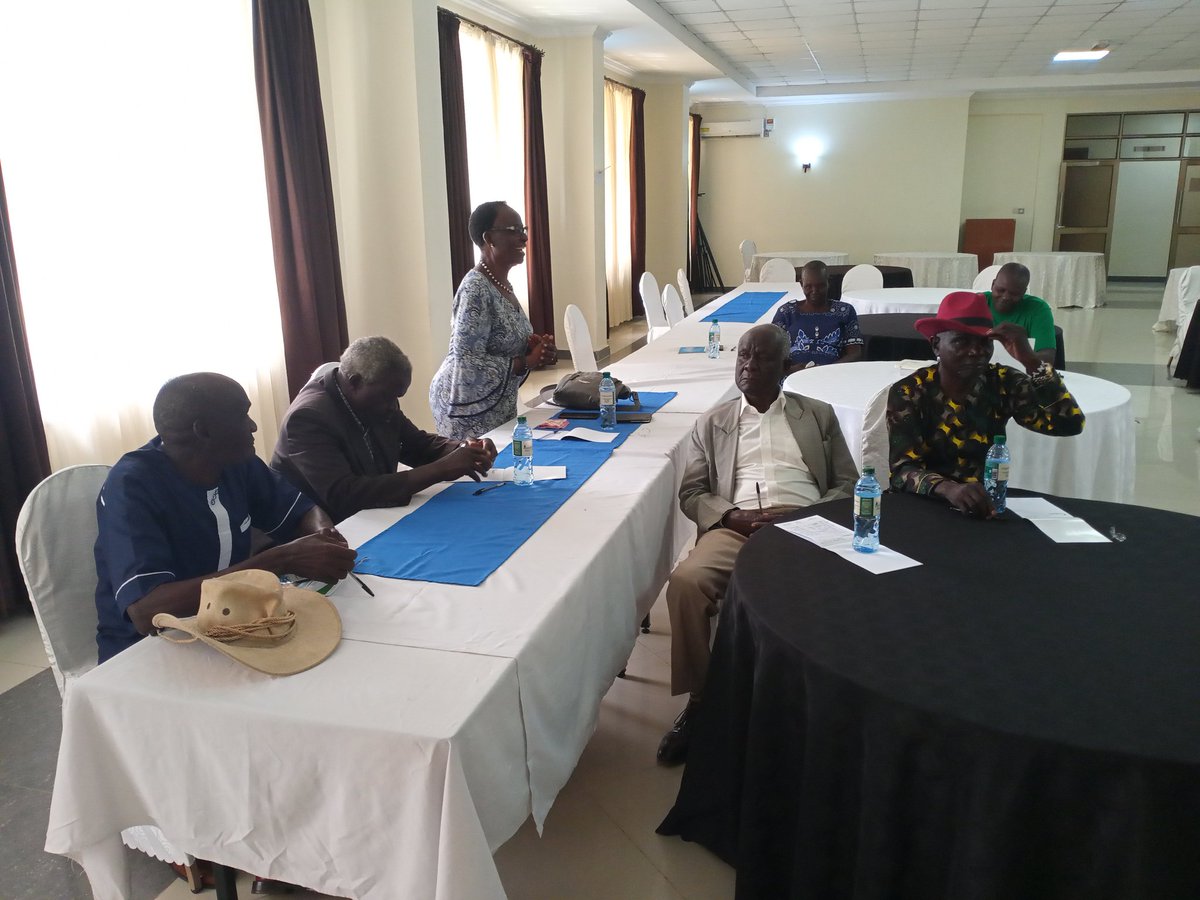 KCA_KENYA's tweet photo. Community dialogue forum with youths and elders in kisumu. We're keen on curbing Disinformation in rural areas of Kenya and that's why we have to dialogue with all the members of the society. Youths and elders need to collaborate to fight the vice.
@dw_akademie
@Kenya_CCC https://t.co/Ok8m0cHfba