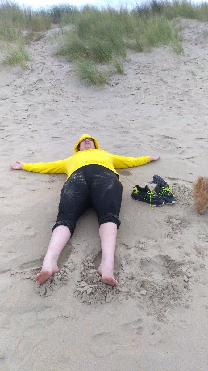 BastianDriller's tweet photo. @HexeHanna8 👋🏻👋🏻👋🏻👋🏻👋🏻👋🏻👋🏻👋🏻👋🏻🌟🖤💛🖤🌟💛🖤💛🌟🖤💛🖤🌟
Guten Morgen🤳🏻🤓🖤💛👟🧦🦶🏻👣🖤💛🇪🇺🇳🇱⛱️🌊Liebe Hanna🍀🕊🖤💛,
hab einen wunderschönen Mittwoch 👀👟🧦👣🦶🏻🖤💛🇪🇺🇳🇱⛱️🌊 🌟🤗
👇🏻Auf dem Weg zum #StrandKijkduin 🇪🇺🇳🇱🏖🌊
👇🏻ist mir auch noch eine #Muschel begegnet👀🦪🌟 https://t.co/XUgqYD8e54