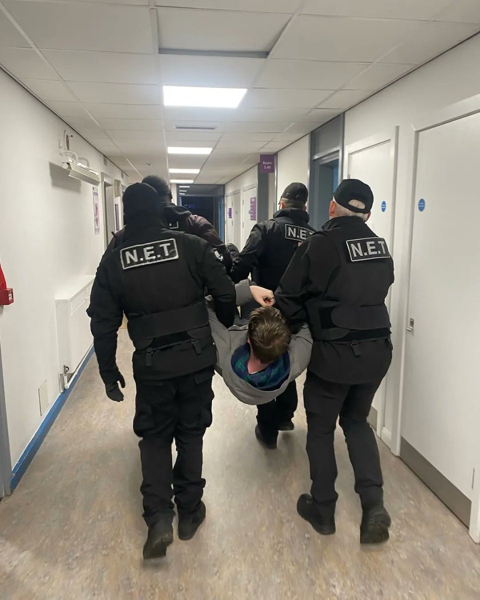 NEW: Earlier today the University of Manchester sent bailiffs to forcibly remove students from the Simon Building after smashing down a door, ending their 6-week occupation of the building.