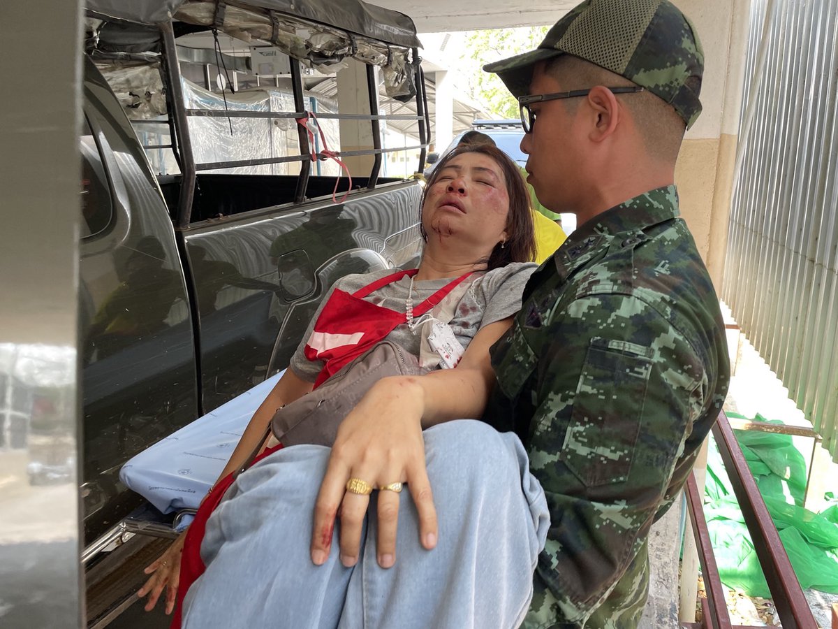 swcom2020's tweet image. วันนี้ เมื่อเวลา 09.20 กำลังพลของ รร.สพศ.ศสพ. จำนวน 2 นาย ในขณะที่เดินทางตรวจพื้นที่ภูมิประเทศ ได้พบประชาชนเกิดประสบอุบัติเหตุรถจักรยานยนต์พลิกคว่ำบริเวณ วัดวรรณวราราม ต.ห้วยโป่ง อ.โคกสำโรง จว.ลพบุรี จึงได้ทำการปฐมพยาบาลเบื้องต้นและได้นำผู้บาดเจ็บส่ง รร.อปร. ได้อย่างปลอดภัย