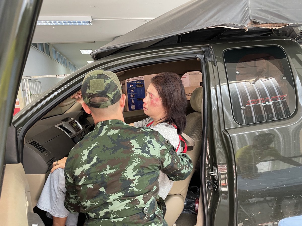 swcom2020's tweet image. วันนี้ เมื่อเวลา 09.20 กำลังพลของ รร.สพศ.ศสพ. จำนวน 2 นาย ในขณะที่เดินทางตรวจพื้นที่ภูมิประเทศ ได้พบประชาชนเกิดประสบอุบัติเหตุรถจักรยานยนต์พลิกคว่ำบริเวณ วัดวรรณวราราม ต.ห้วยโป่ง อ.โคกสำโรง จว.ลพบุรี จึงได้ทำการปฐมพยาบาลเบื้องต้นและได้นำผู้บาดเจ็บส่ง รร.อปร. ได้อย่างปลอดภัย