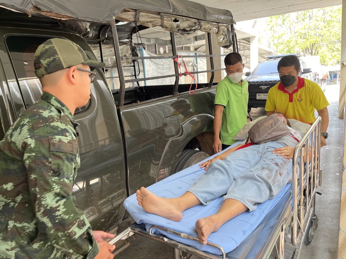 swcom2020's tweet image. วันนี้ เมื่อเวลา 09.20 กำลังพลของ รร.สพศ.ศสพ. จำนวน 2 นาย ในขณะที่เดินทางตรวจพื้นที่ภูมิประเทศ ได้พบประชาชนเกิดประสบอุบัติเหตุรถจักรยานยนต์พลิกคว่ำบริเวณ วัดวรรณวราราม ต.ห้วยโป่ง อ.โคกสำโรง จว.ลพบุรี จึงได้ทำการปฐมพยาบาลเบื้องต้นและได้นำผู้บาดเจ็บส่ง รร.อปร. ได้อย่างปลอดภัย