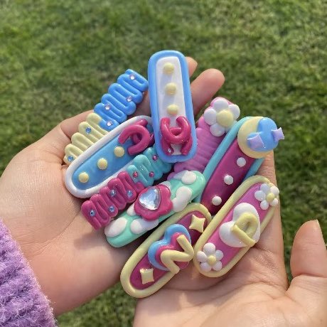 itfeelword's tweet image. ร้านนี้มีทั้งกิ๊บติดผมและต่างหูที่ตกแต่งด้วยตัวอักษรกับดอกไม้จากปูนปั้นเป็น handmade ด้วยย น่ารักมากกก ติดปุ๊ปคือลดอายุลง 10 ปีไปเลย ย้อนวัยใสสุดๆ 

กิ๊บ: s.lazada.co.th/s.8bJ0O?cc 
ต่างหู: s.lazada.co.th/s.8bJby?cc