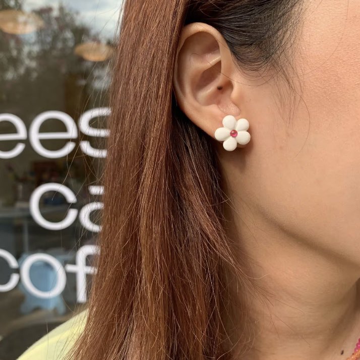 itfeelword's tweet image. ร้านนี้มีทั้งกิ๊บติดผมและต่างหูที่ตกแต่งด้วยตัวอักษรกับดอกไม้จากปูนปั้นเป็น handmade ด้วยย น่ารักมากกก ติดปุ๊ปคือลดอายุลง 10 ปีไปเลย ย้อนวัยใสสุดๆ 

กิ๊บ: s.lazada.co.th/s.8bJ0O?cc 
ต่างหู: s.lazada.co.th/s.8bJby?cc