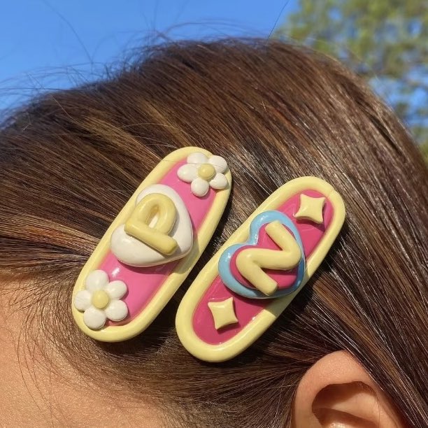 itfeelword's tweet image. ร้านนี้มีทั้งกิ๊บติดผมและต่างหูที่ตกแต่งด้วยตัวอักษรกับดอกไม้จากปูนปั้นเป็น handmade ด้วยย น่ารักมากกก ติดปุ๊ปคือลดอายุลง 10 ปีไปเลย ย้อนวัยใสสุดๆ 

กิ๊บ: s.lazada.co.th/s.8bJ0O?cc 
ต่างหู: s.lazada.co.th/s.8bJby?cc