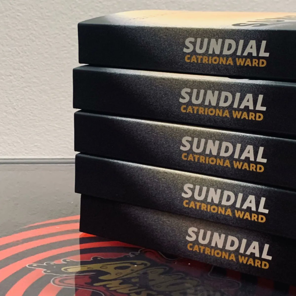 ScreamingRecs's tweet image. Så er der ikke længe til udgivelsesdatoen - "Sundial" af @Catrionaward udkommer på dansk den 3. april og er oversat af Rasmus Hastrup!
#screamingfoundation #screamingbooks #danskeforlag #catrionaward #catward #sundialroman #sundialnovel