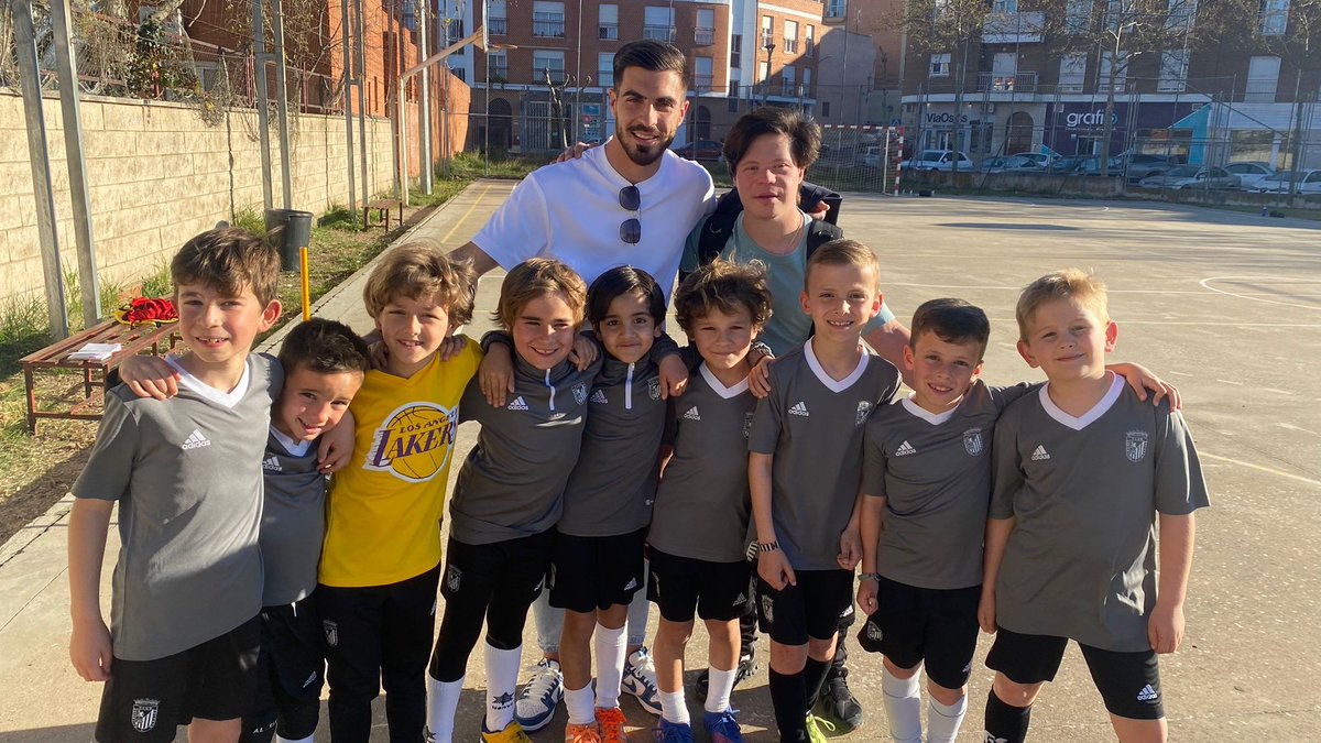 No hay mejor sorpresa en un entrenamiento que  la visita de uno de tus ídolos del CD Badajoz. Gran gesto de Zelu (<a href="/Joselugarper10/">Zelu</a>) con los más pequeños de La Academia.
