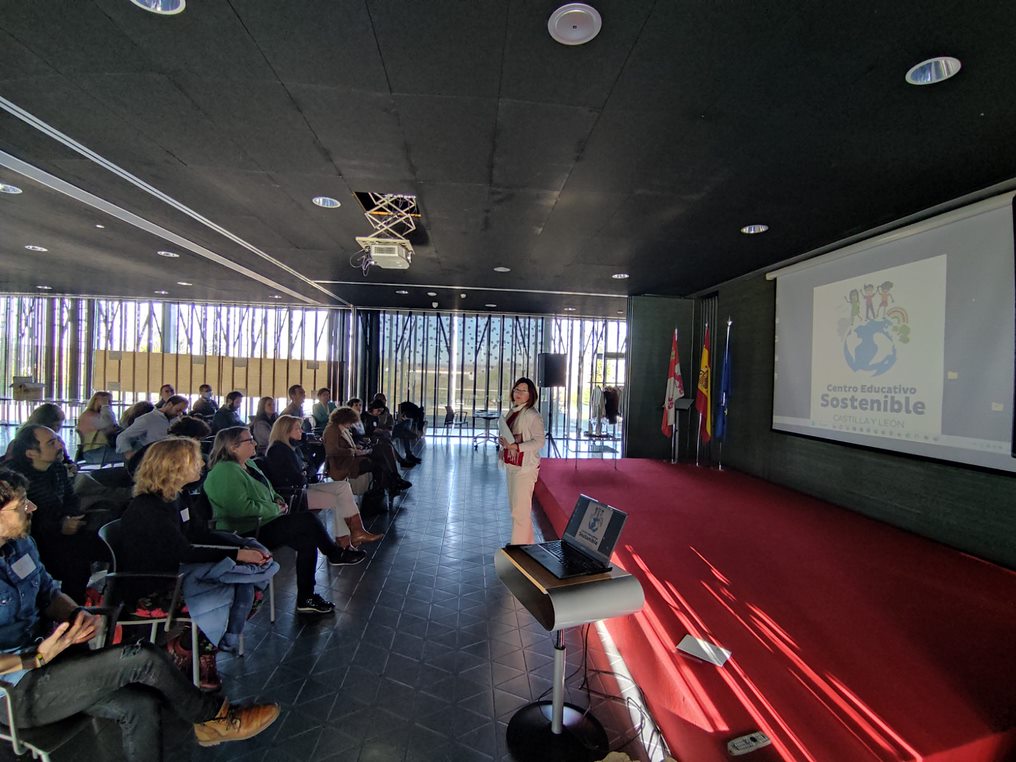 FEFCValladolid's tweet photo. El pasado día 15 de marzo nuestor Centro asistió a la sesión conjunta de evaluación de la #RedDeCentrosEducativosSostenibles de Castilla y León.
¡No estamos solos en nuestro camino hacia la sostenibilidad de nuestros centros! ♻️💪
#SelloAmbientalJCyL @fefcoll #ProgramaMOAI https://t.co/gQXprXwaw7