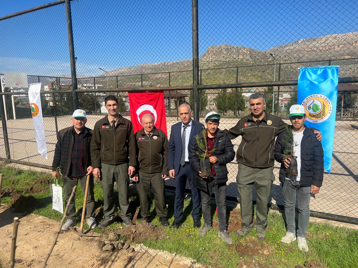 emin_aihl's tweet photo. Çalışanlarımız ve öğrencilerimizle birlikte fidan diktik https://t.co/KoXJZw6wQQ