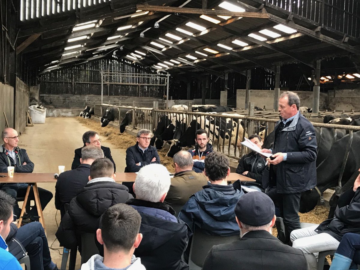 FDSEA_Finistere's tweet photo. 📢 Nous avons eu l'occasion d'échanger avec @fdescrozaille et @didierlegac à propos d'#Egalim3 et de réaffirmer nos positions concernant les relations commerciales qui régissent la chaîne alimentaire.
➡️ L'activité agricole doit être rémunérée à sa juste valeur ! https://t.co/2l9mmGEvdQ