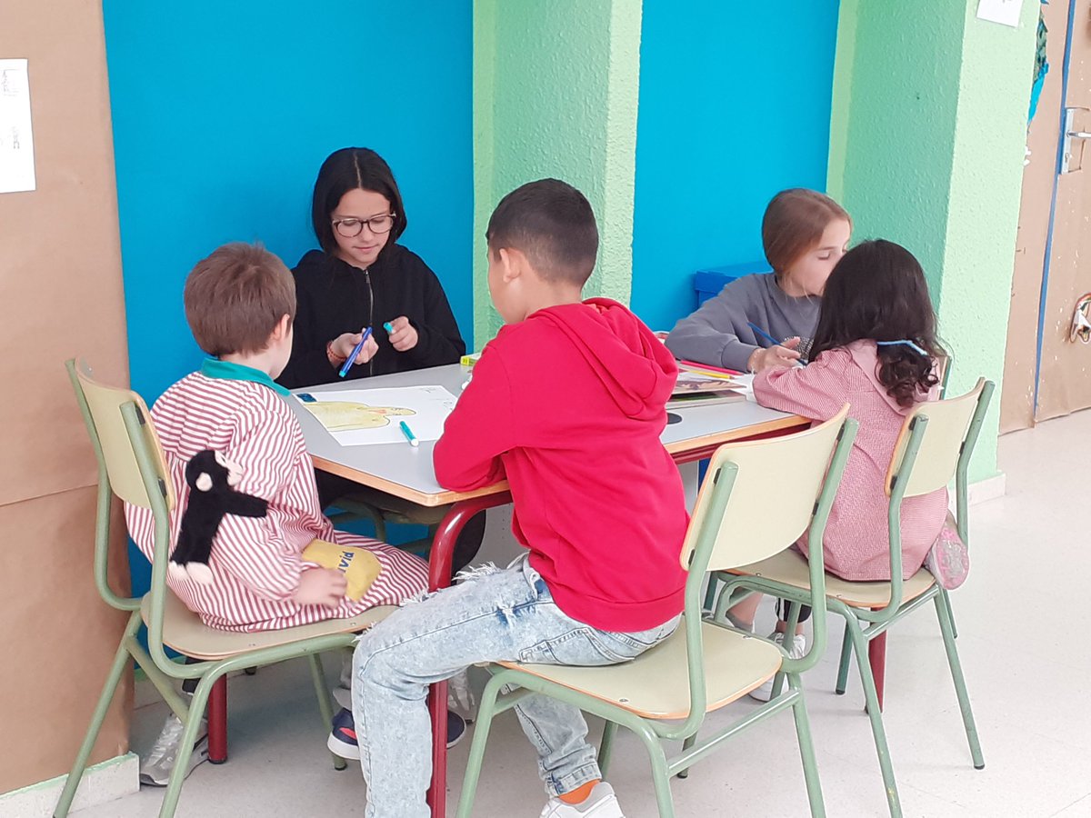 ceipcpegaso's tweet photo. Hermanos lectores. Un proyecto de unióo con los más pequeños, fomento de comunicación, relación entre matores y pequeños y lectura. Imágenes dignas de ver y sentir ao verlos. Ilusión de grandes y pequeños https://t.co/V73cpUU408