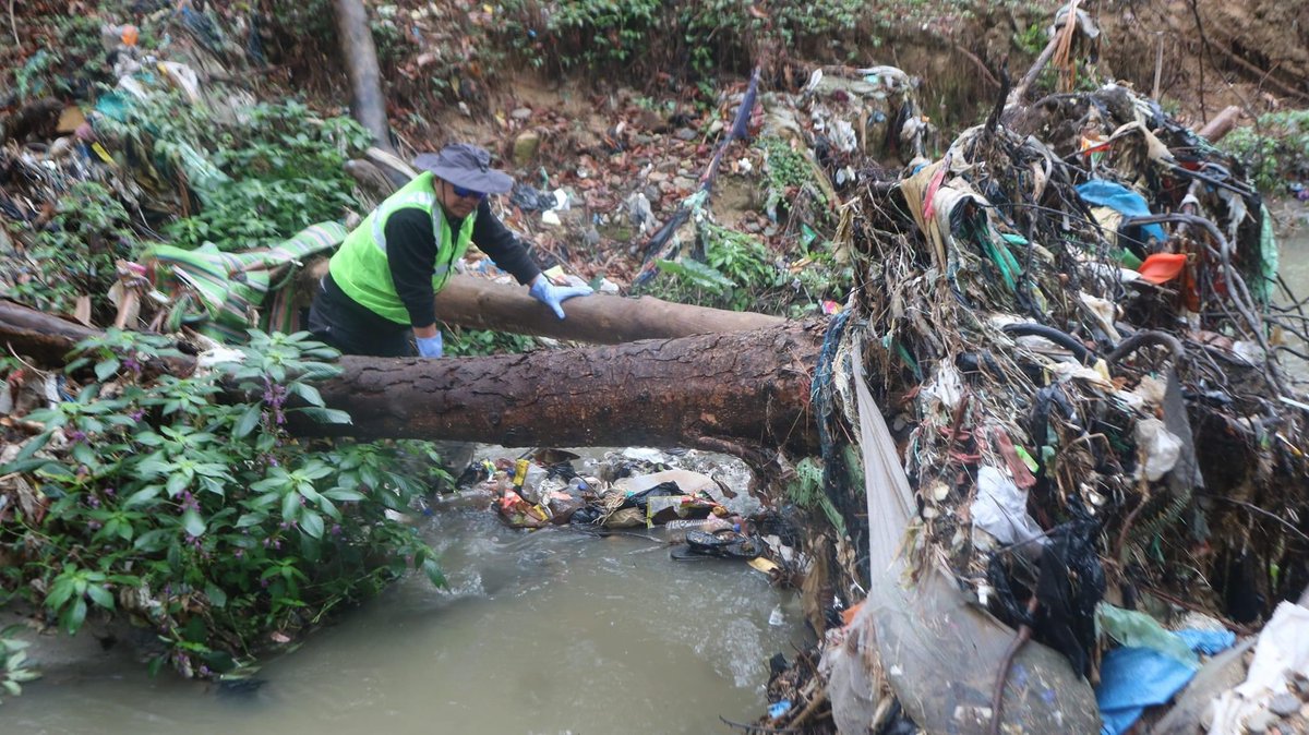 PemaKhanduBJP's tweet photo. An exemplary way to celebrate World Forest Day!

Appreciate the painstaking effort of 80 volunteers and initiative of four NGOs who in association with Itanagar Smart City Development Corporation Ltd did a commendable job of cleaning the Yagamso stream in IG Park. 1/2 https://t.co/synD5qRrf6