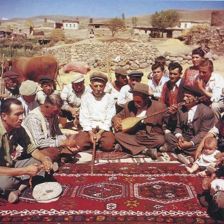 RGSerdar's tweet photo. Beni hor görme kardeşim
Sen altınsın ben tunç muyum?
Aynı vardan var olmuşuz
Sen gümüşsün ben saç mıyım?
Ne var ise sende bende
Aynı varlık her bedende
Yarın mezara girende
Sen toksun da ben aç mıyım?
#AsikVeysel https://t.co/QC8k175B2m