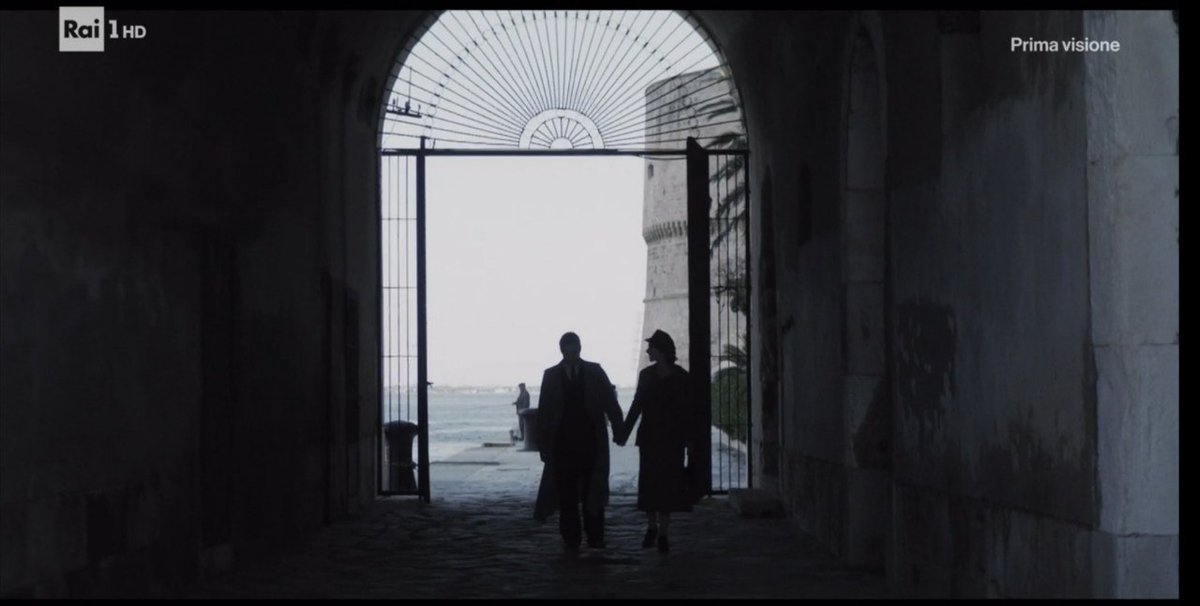 "La mano nella mano.." ❤️
#ilcommissarioricciardi2