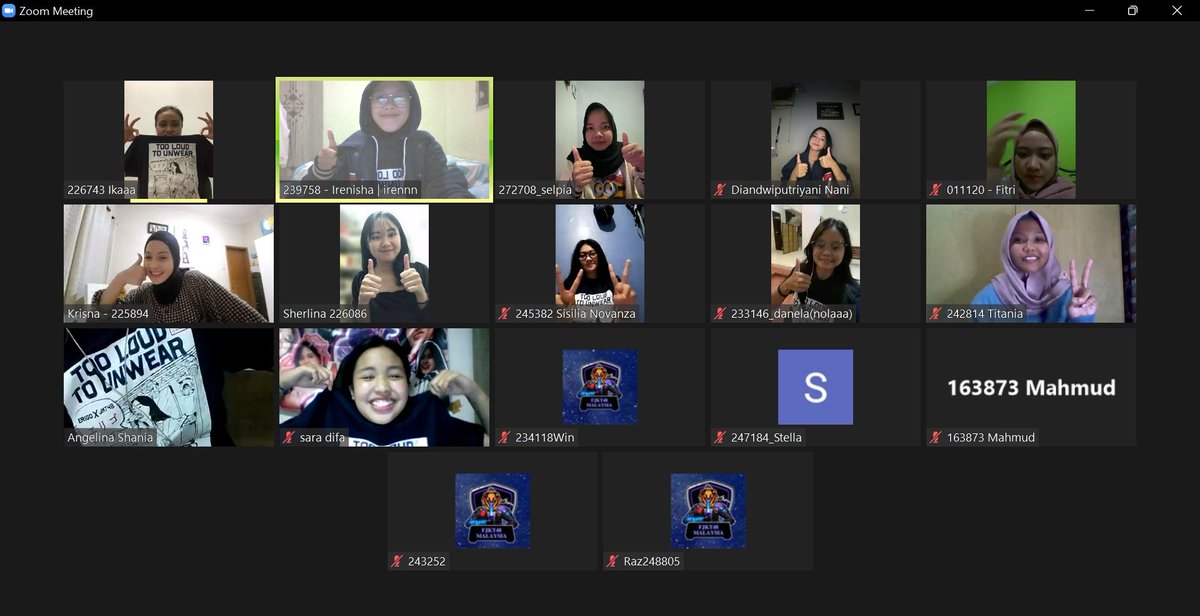 _peceldino's tweet photo. re-create design @senikanji x @erigostore x @officialJKT48 (@A_ZeeJKT48)

dlm rangka kmrn abis ramean vc pake kaos partai &amp; anaknya seneng kita pamer jd ku coba re-create ala" design nya, hope u guys enjoy it 🫶🏻✨

yg blm samaan kaos nya yuk mampir👇🏻
https://t.co/vFkiwwUsa2 https://t.co/HY4SW0DZ32